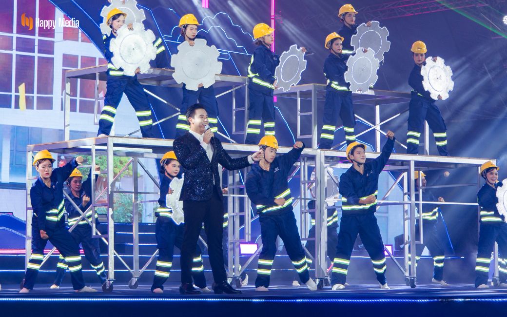 Ca Sĩ Đông Hùng trình diễn ở Gala 40 năm hành trình Đèo Cả