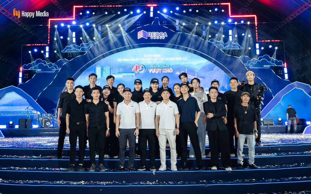 Nhân sự phòng sự kiện và lãnh đạo của Happy Media tại Gala 40 năm Đèo Cả